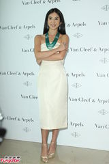 组图：杨采妮投资珠宝增值 高以翔期待能合作