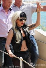 高清组图：Lady Gaga戛纳凑热闹 前卫装扮吸引眼球