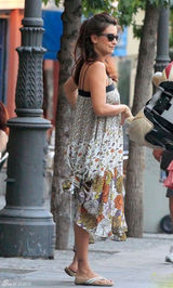 组图：佩内洛普与丈夫同友人聚餐恩爱秀不停