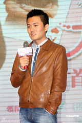 幻灯图集：小宋佳秀香肩 牵手于小伟演绎办公室恋情