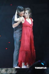 组图：林忆莲红馆开唱从天而降 与男舞伴跳贴身辣舞