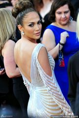 高清图：奥斯卡红毯詹妮弗-洛佩兹礼服勾勒身材