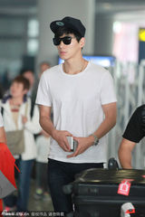 组图：张亮机场遭女粉丝围堵 列队欢迎国王礼遇