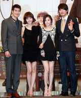 组图：韩剧《浪漫小镇》宣传 成宥利闵孝琳美腿PK