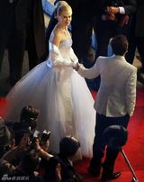 组图：《摩纳哥的格蕾丝》片场 基德曼白纱优雅