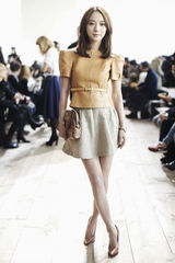 组图：王珞丹皮衣亮相纽约秀场 笑揽绯闻女孩