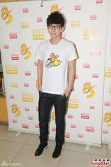 组图：胡夏渴望演赛车手 郑欣宜否认与老外激吻