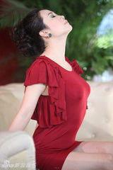 组图：芙蓉姐姐演讲获专人护驾 遭粉丝热情围困