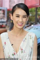 组图：黄圣依清新白裙现身 与警卫搭讪秀英文