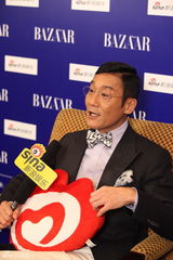 组图：梁家辉明星慈善夜专访 肋骨受伤不敢爬高