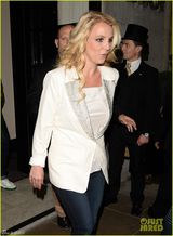 组图：布兰妮职业装显粗腿 坐双层巴士游伦敦