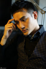 组图：王凯曝最新写真 冷酷诠释职场精英