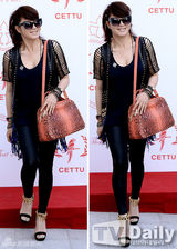 组图：郑柔美李允智等出席活动黑白配秀美腿