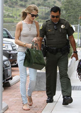 高清组图：惠特莉和男友杰森亮相 牛仔裤秀长腿