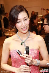 组图：李嘉欣粉裙亮相上围缩水 怕成师奶戒韩剧