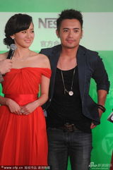 组图：上海电视节红毯 张檬江铠同红裙疑似撞衫