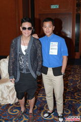 组图：梁汉文陪爱妻战胜乳癌