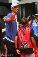 幻灯图集：《功夫梦》北京首映 成龙小史密斯秀醉拳