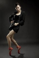 幻灯图集：江一燕时尚写真曝光 秀美背显妩媚