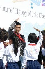 高清图：陆毅做星愿使者做公益 希望小学为孩子献唱