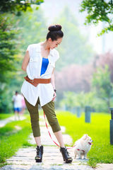 组图：张定涵夏日清凉街拍  携萌宠悠然惬意