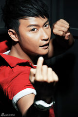 高清图：陈志朋加盟博纳鸿运当头 新写真“红”时尚