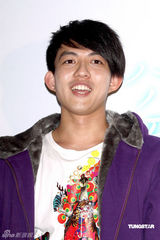 幻灯图：林宥嘉体验一日宅男 与可爱女仆同看电影