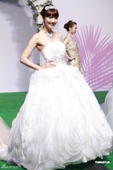 组图：李亚男婚纱展性感秀长腿美背