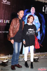 组图：陈奕迅台北火热开唱 台上大玩变装秀