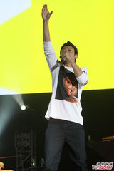 组图：陈冠希上海火热开唱 衣着随意嘻哈范儿