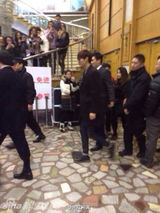 组图：李敏镐春晚彩排快闪 深色大衣黑超帅酷