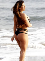 组图：肉弹艳模卡门比基尼兜巨胸 晒肥臀抢镜