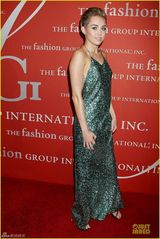 组图：麦莉亮片装性感裸背 抬手现腋下纹身