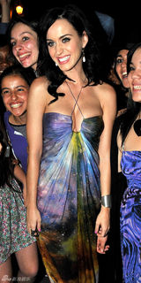 高清图：凯蒂-佩里性感亮相 吊带装秀丰满上围