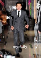 组图：严泰雄大婚众星道贺 李孝利戒指惹眼