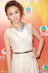 组图：田蕊妮开嗓献声慈善紧张 美艳似郑秀文