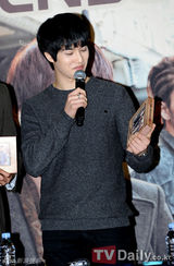 组图：韩团CNBLUE开签名会 郑容和金发引关注