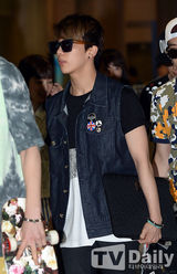 组图：B.A.P香港个唱结束 机场亮相活力四射