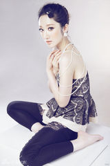 组图：张舒媛蕾丝写真曝光 珠光宝气显名媛气质