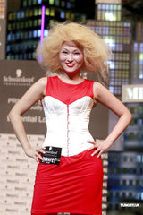 组图：黄秋生一身休闲出席活动 李蕙敏发型夸张