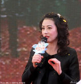 组图：周海媚顶泡面头献歌剪彩 宽松外套臃肿