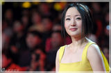 组图：杨钰莹淡黄色礼服亮相《歌声传奇》甜美开唱