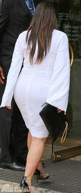 组图：卡戴珊大肚现身双脚浮肿 仍贪靓踩高跟鞋