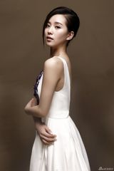 组图：刘诗诗白裙写真复古清新 显古典韵味