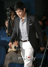 幻灯图：韩彩英李秉宪出席《The Influence》发布会 