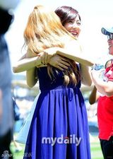 组图：少女时代宋承宪等捧场美国职业棒球比赛