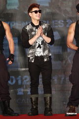 组图：潘玮柏酷装扛枪亮相 对“史泰龙”袭胸