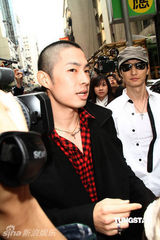 幻灯图：吴建豪小平头亮相 坦陈公司员工涉毒问题