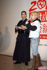 组图：虫虫恐吓案有进展 老萧展现剑击技术