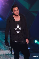 组图：《劲歌金曲》再录影 张智霖吴卓羲比歌艺